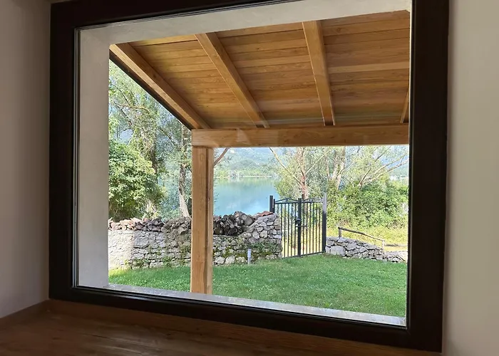 Esplora Lake House Bed & Breakfast