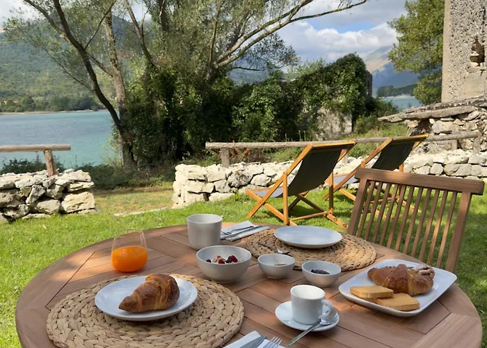 Esplora Lake House Bed & Breakfast *